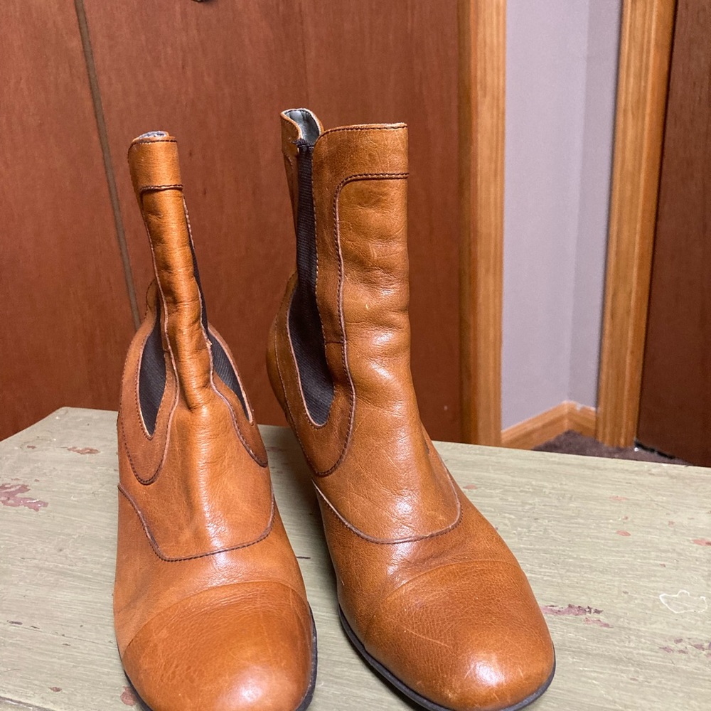 Carmel Brown Born short boots. Size 9